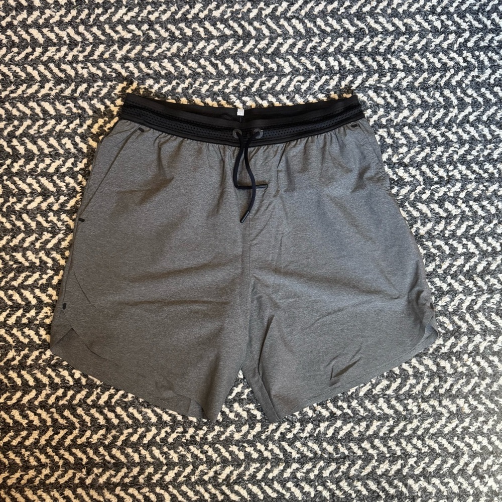 Greyson Running Wolf Short in Smoke Heather